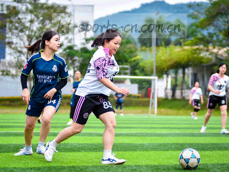 抽象的电话、邮件符号构成的暗色纹样